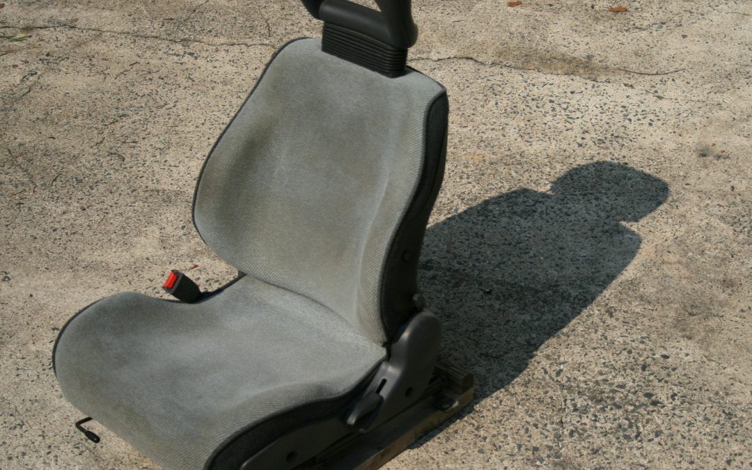 Autositze aus Stoff richtig und effektiv reinigen: Tipps und Tricks